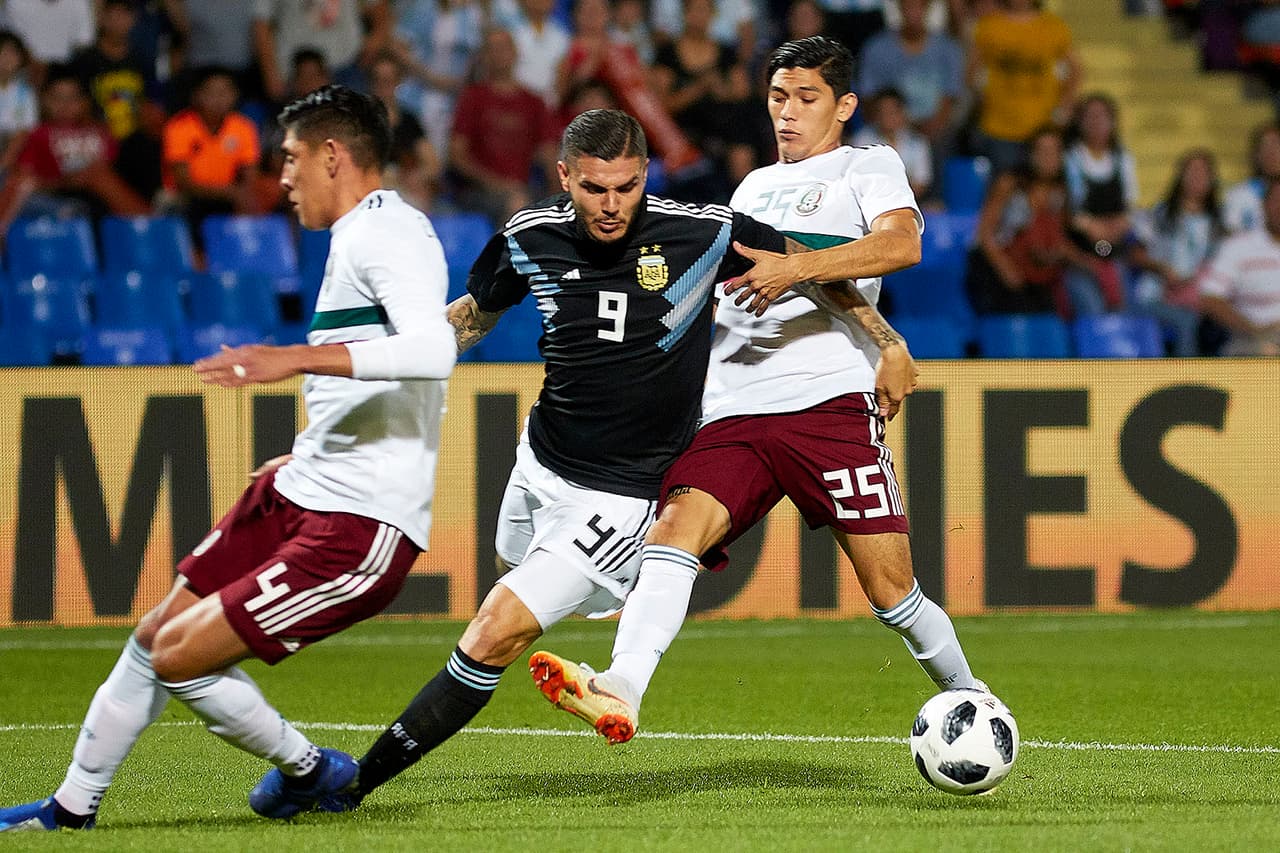 Arteaga y Álvarez poco o nada pudieron hacer para detener al futbolista del Inter de Milán. Arrancaron aletargados y ese gol abrió la brecha para la Albiceleste.