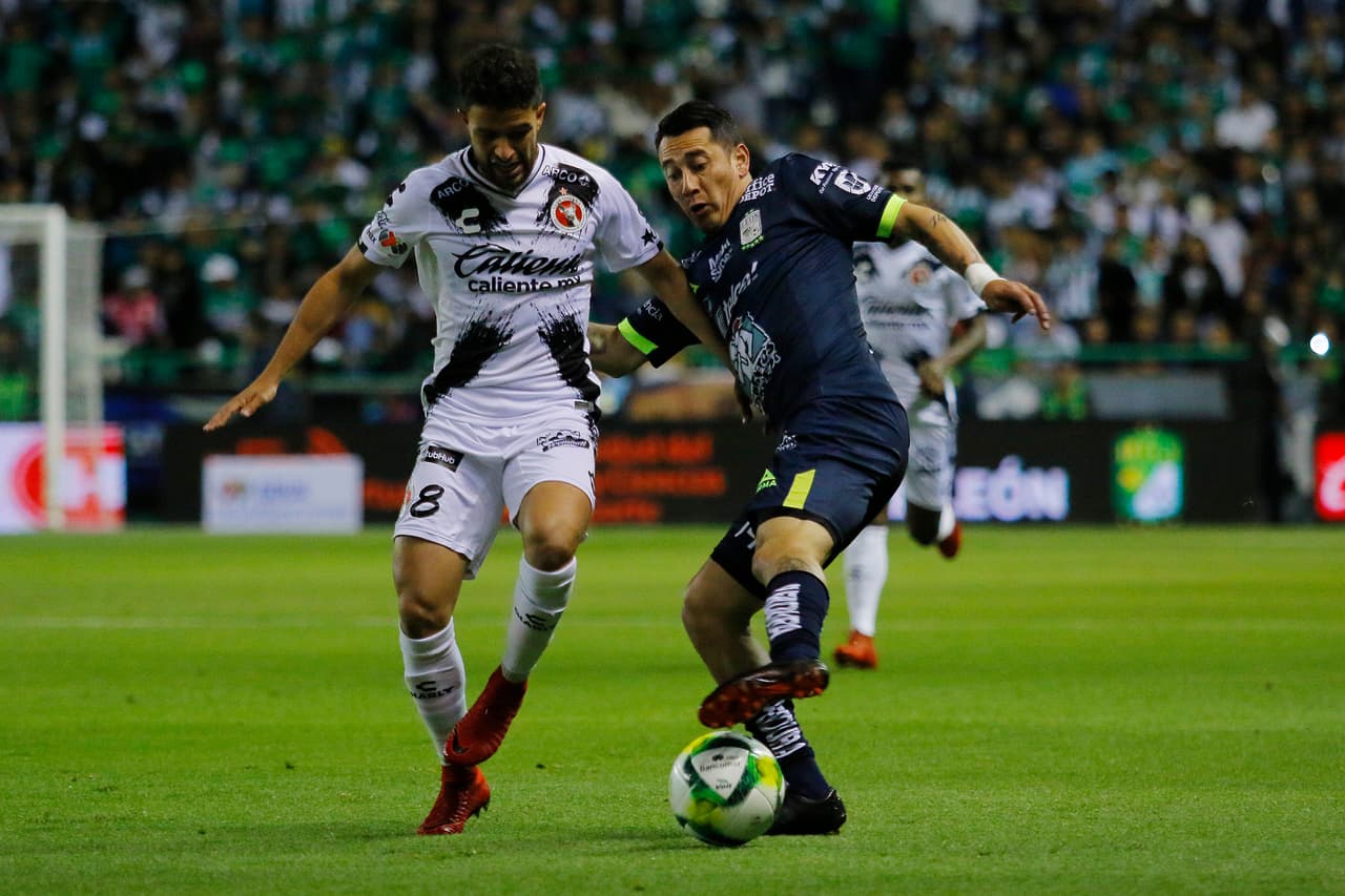 Apelando a la ventaja de la localía, los del Bajío empezaron presionando fuerte a su rival en turno. El asedio a la cabaña de los bajacalifornianos era espeso.