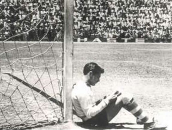 Jaime 'Tubo' Gómez en la icónica imagen leyendo en el Parque Oblatos ante Atlas.