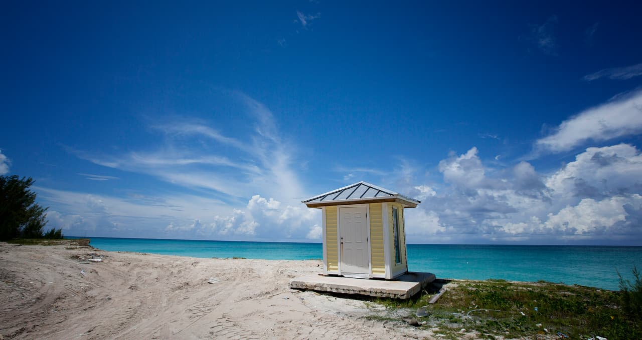 El caso de la misteriosa muerte de 3 turistas en Las Bahamas: fueron hallados en un resort y la policía investiga