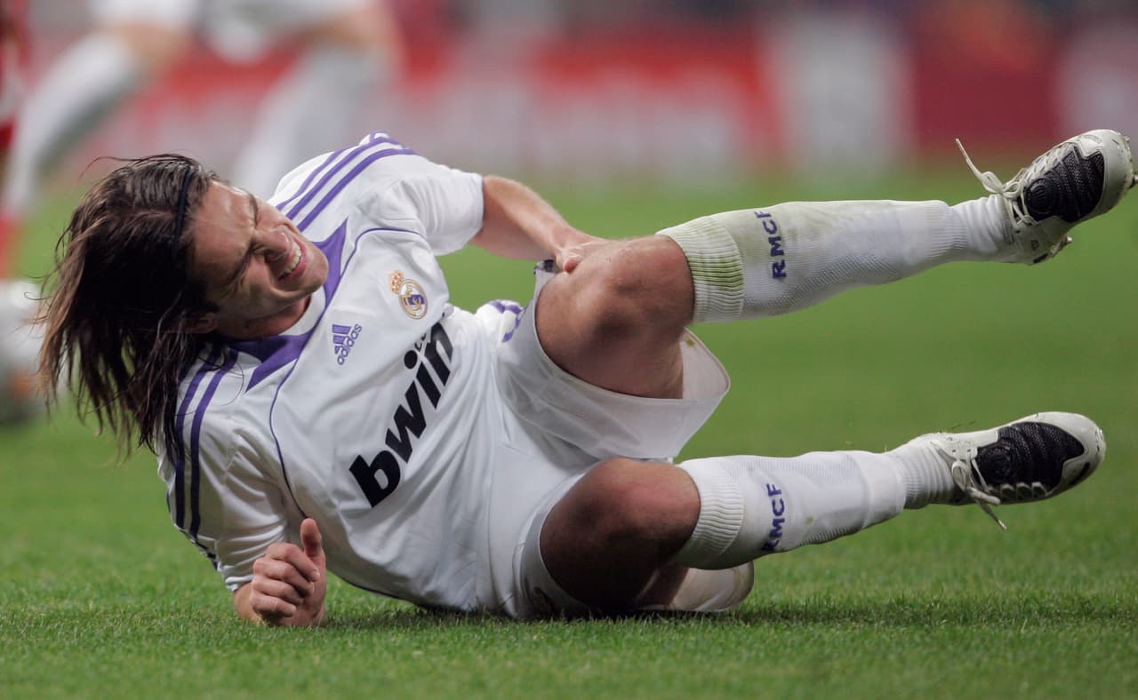 El 17 de septiembre de 2008 comenzó el martirio de la lesiones para el argentino. Un desgarre en el bíceps femoral izquierdo lo dejó fuera de las canchas durante un mes.
<br>