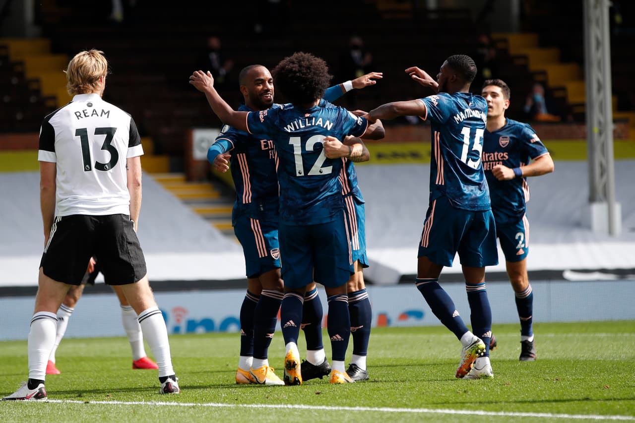 Alexandre Lacazette (8’) hizo el primer gol del partido y de la competición inglesa.