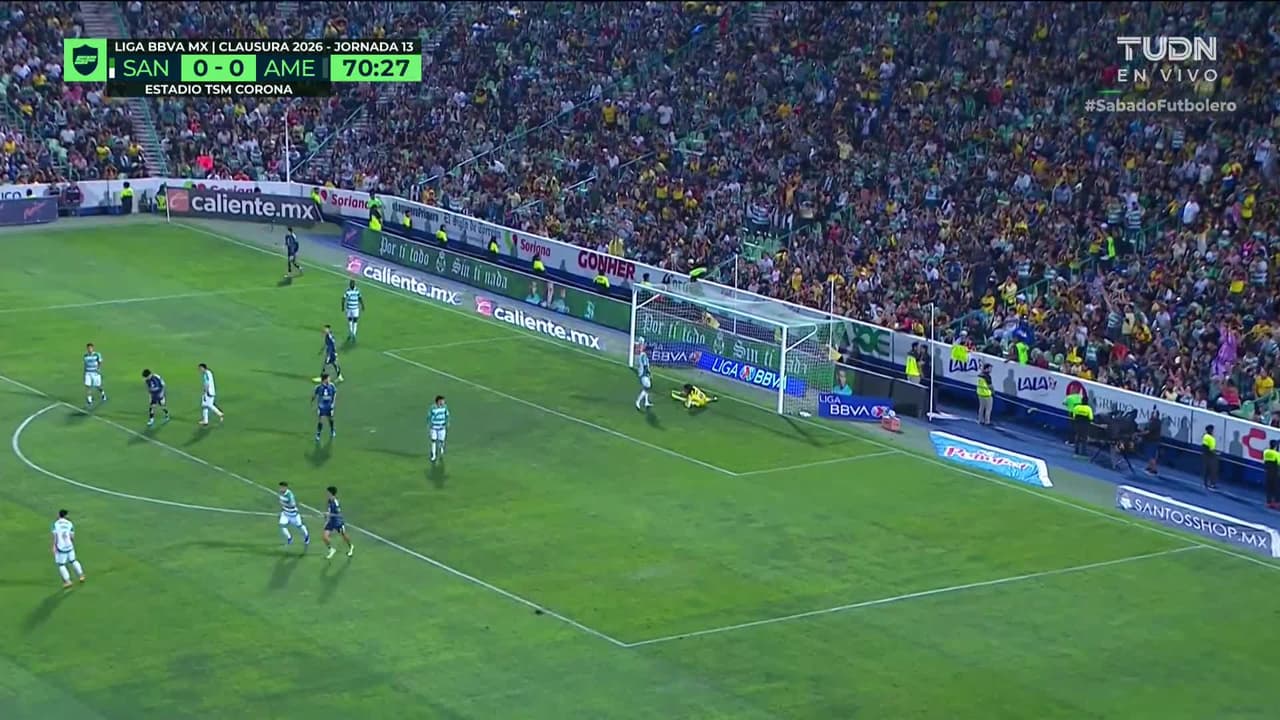 ¡TIRO ATAJADO! disparo por Álex Zendejas.