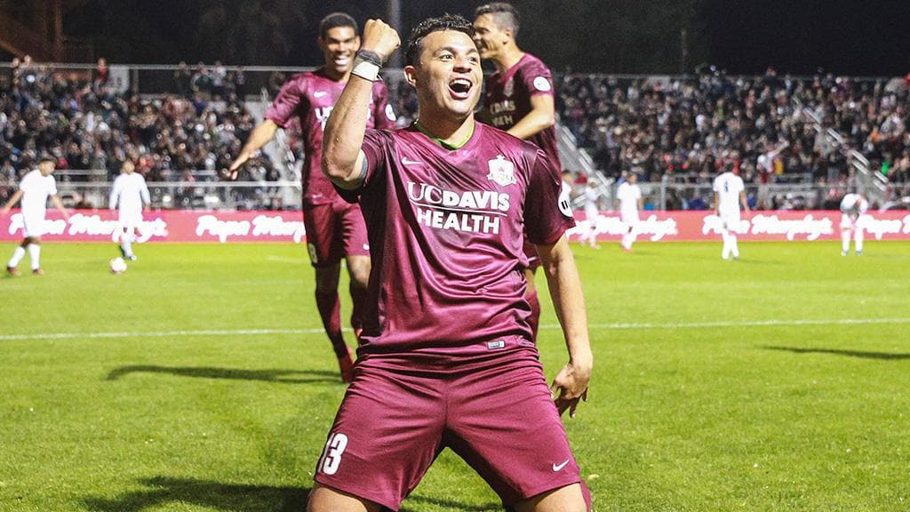 Reno 2-[2] Sacramento: el mexicano Sammy Ochoa marcó los dos goles de su equipo en este partido y con ellos llegó a 8 en lo que va de la temporada de la USL. Avanzó a postemporada.