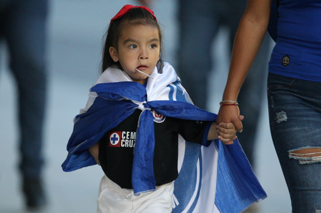 Entre optimismo y maquillaje los aficionados de los dos finalistas esperaban salir del BBVA con una sonrisa porque su equipo acabó como el campeón del torneo.