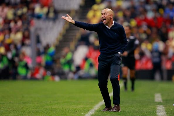 Francisco Ayestarán mostraba desesperación en el banquillo de los visitantes y no estuvo cómodo por el desempeño de sus dirigidos.