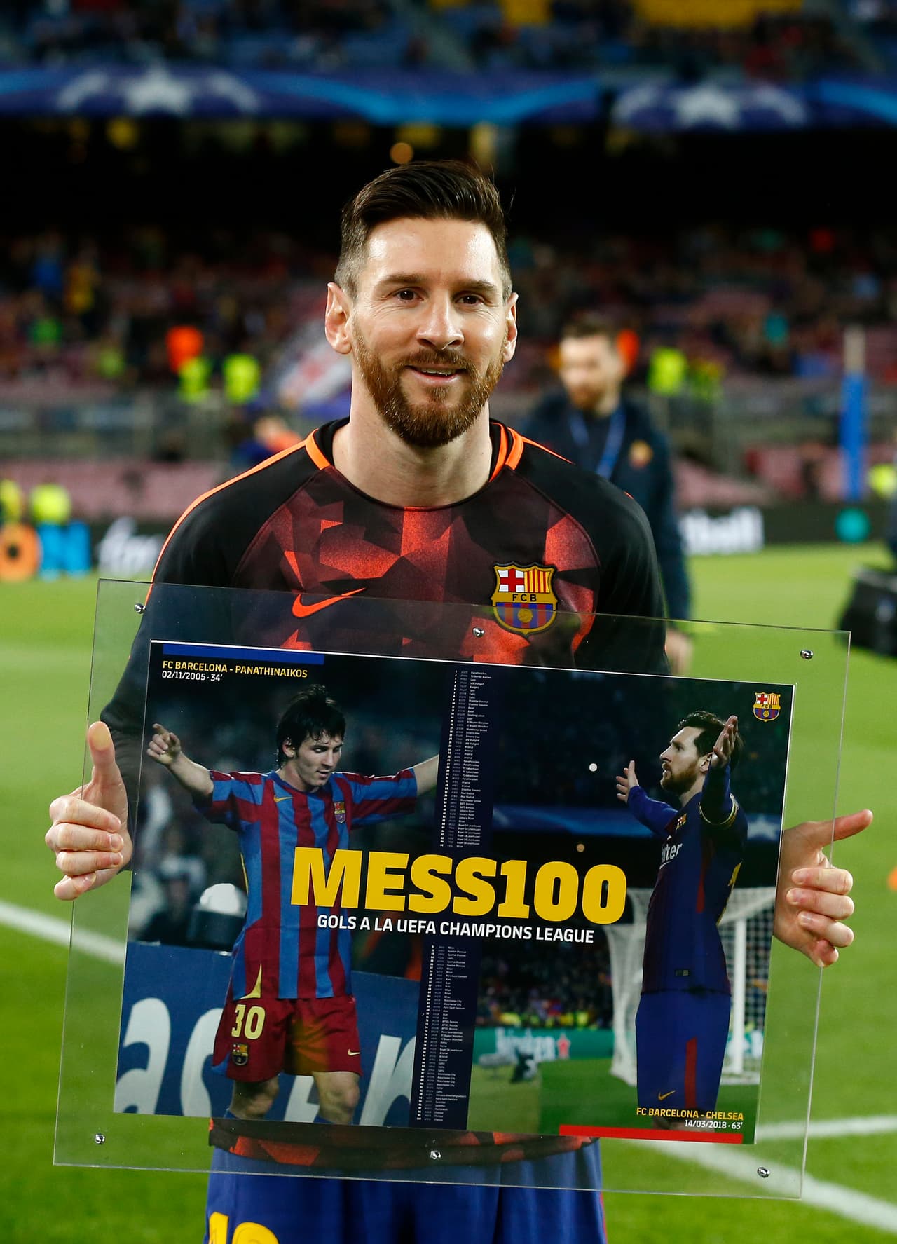 Antes de comenzar, Lionel Messi fue el protagonista al recibir un galardón por parte del Barça por sus 100 goles en la Champions League.