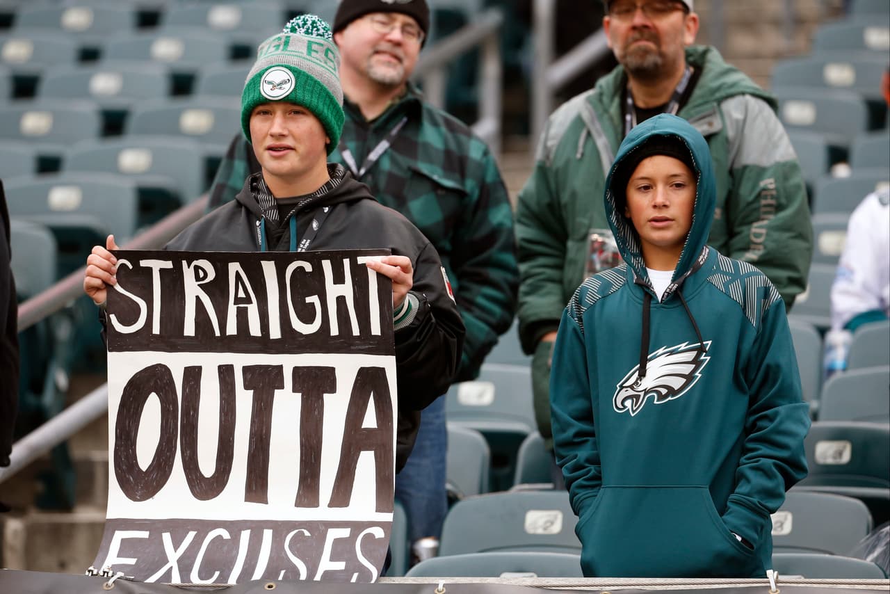 Lluvia, sol, frío, no importa el clima los fans ponen el calor para animar a sus equipos. Checa lo mejor de los aficionados de la NFL en la Semana 11.