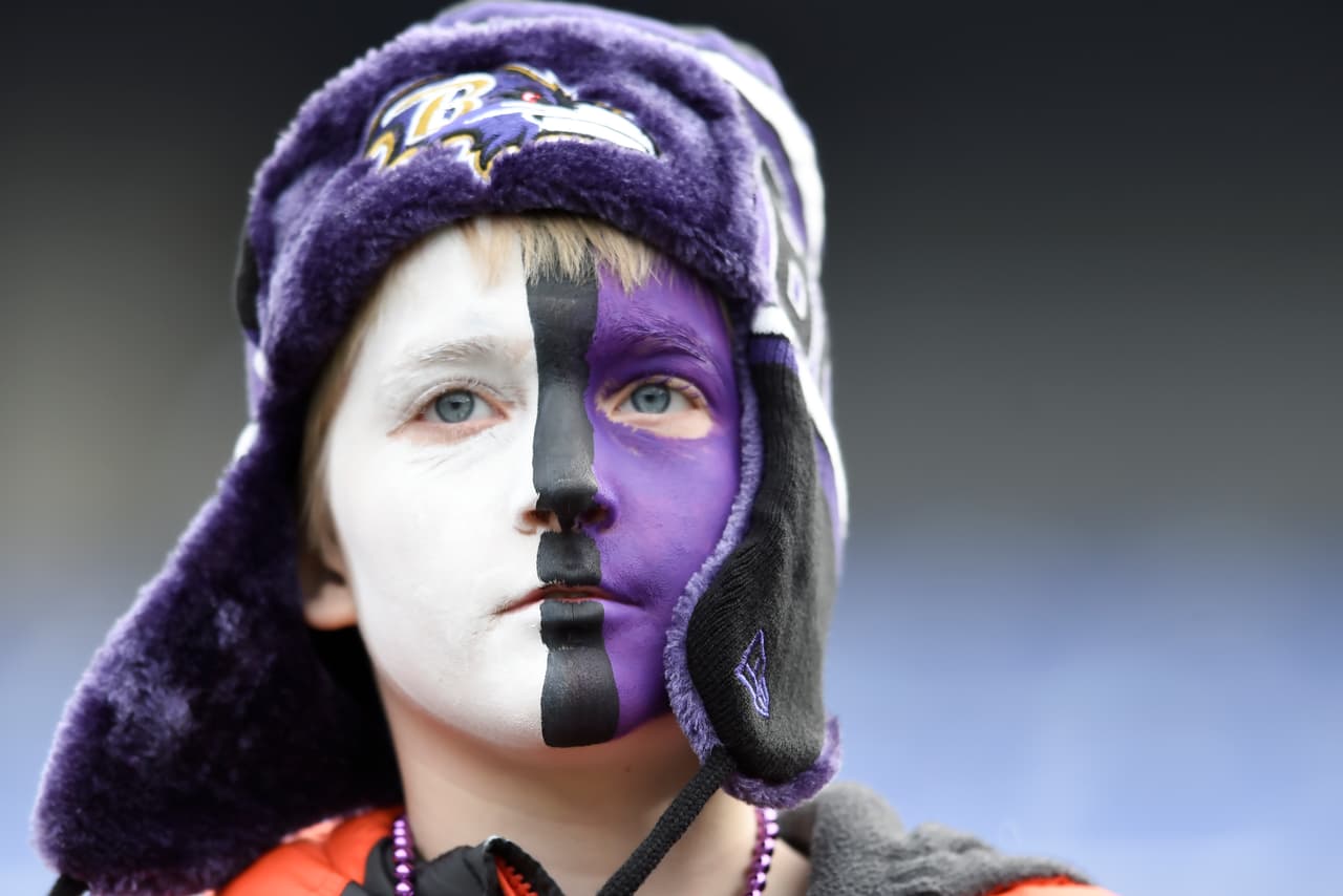 Lluvia, sol, frío, no importa el clima los fans ponen el calor para animar a sus equipos. Checa lo mejor de los aficionados de la NFL en la Semana 11.