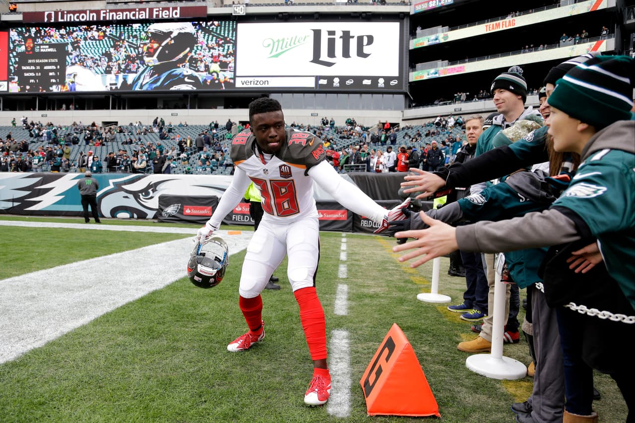 Lluvia, sol, frío, no importa el clima los fans ponen el calor para animar a sus equipos. Checa lo mejor de los aficionados de la NFL en la Semana 11.