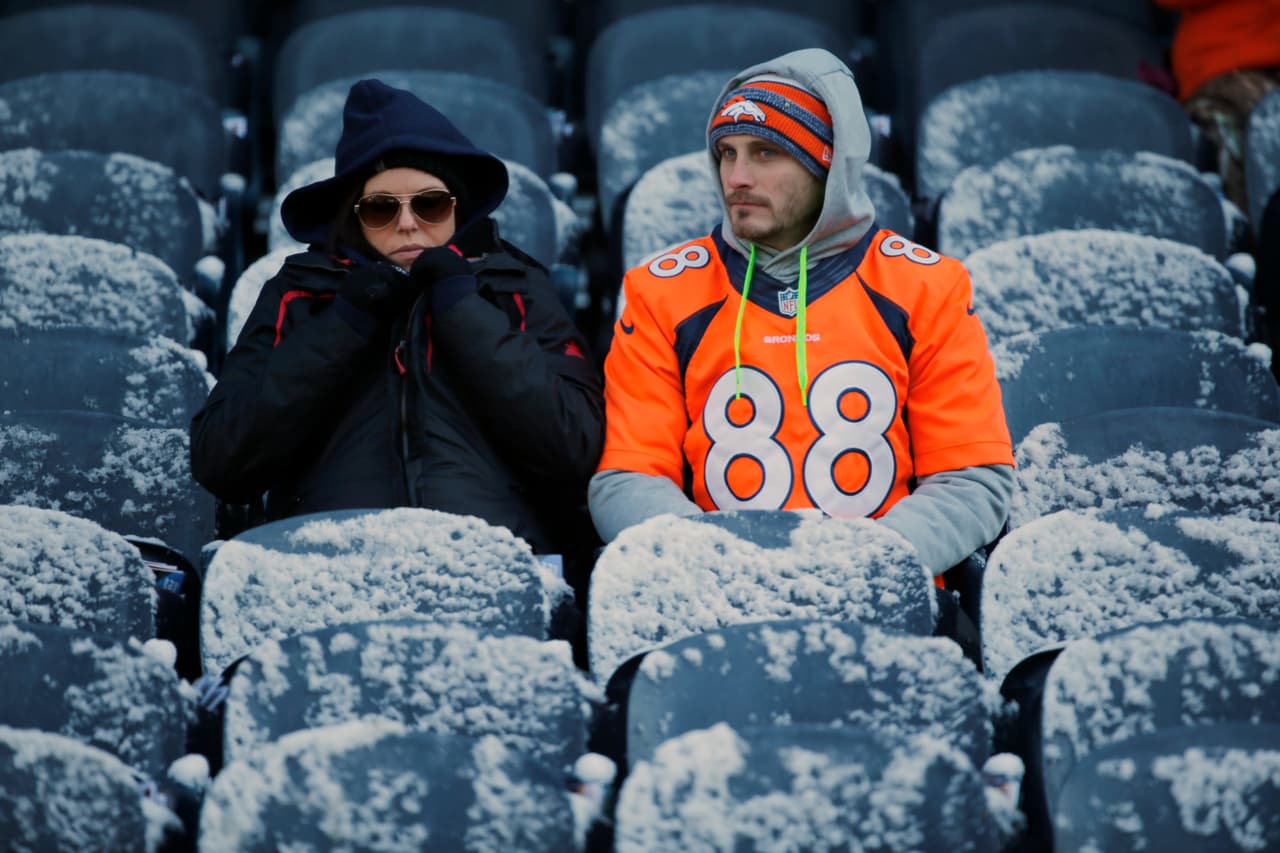 Lluvia, sol, frío, no importa el clima los fans ponen el calor para animar a sus equipos. Checa lo mejor de los aficionados de la NFL en la Semana 11.