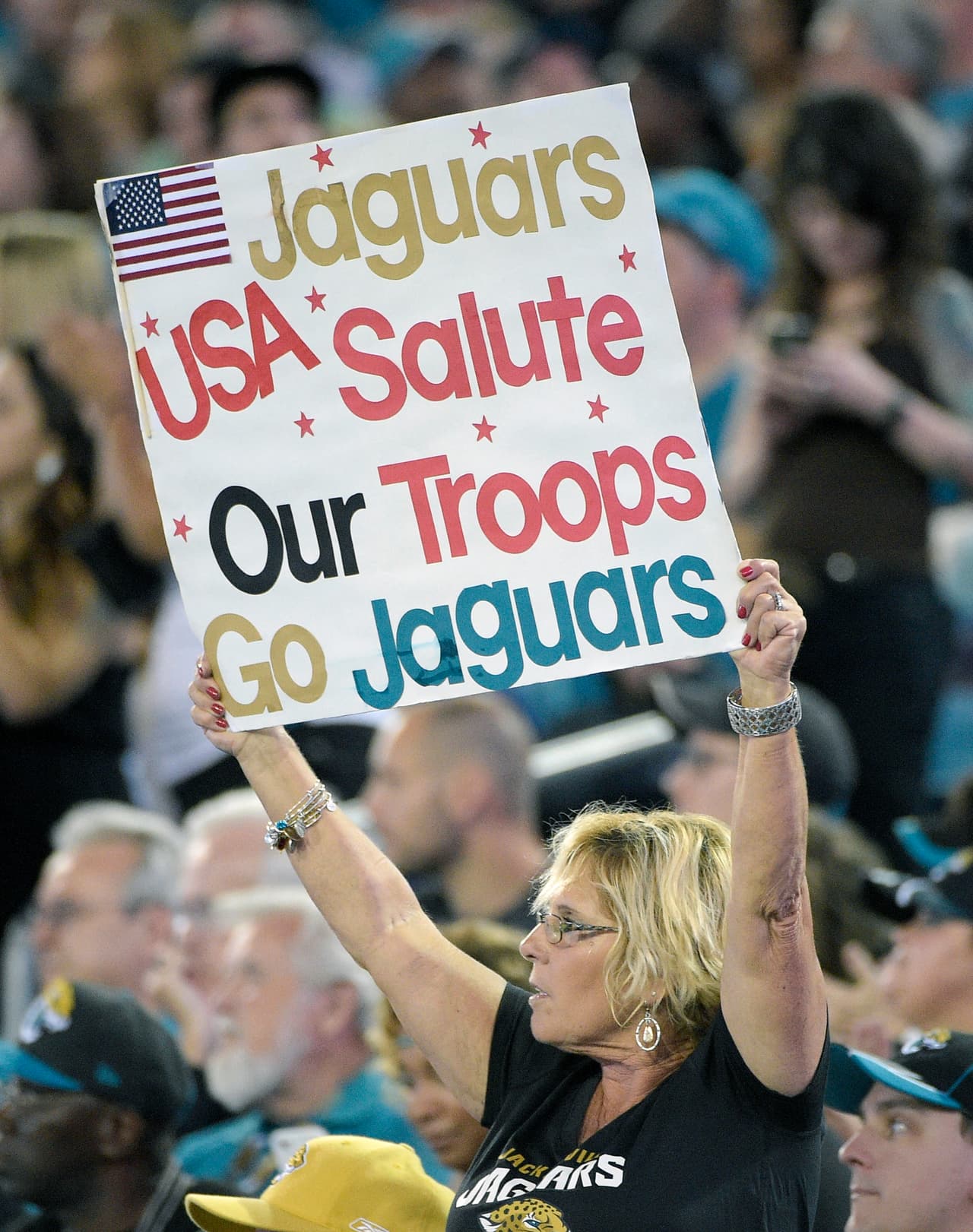 Lluvia, sol, frío, no importa el clima los fans ponen el calor para animar a sus equipos. Checa lo mejor de los aficionados de la NFL en la Semana 11.