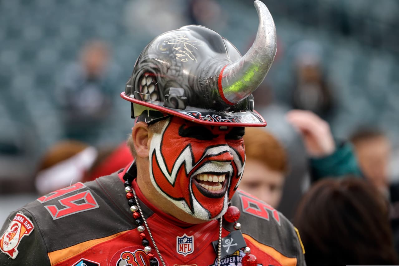 Lluvia, sol, frío, no importa el clima los fans ponen el calor para animar a sus equipos. Checa lo mejor de los aficionados de la NFL en la Semana 11.