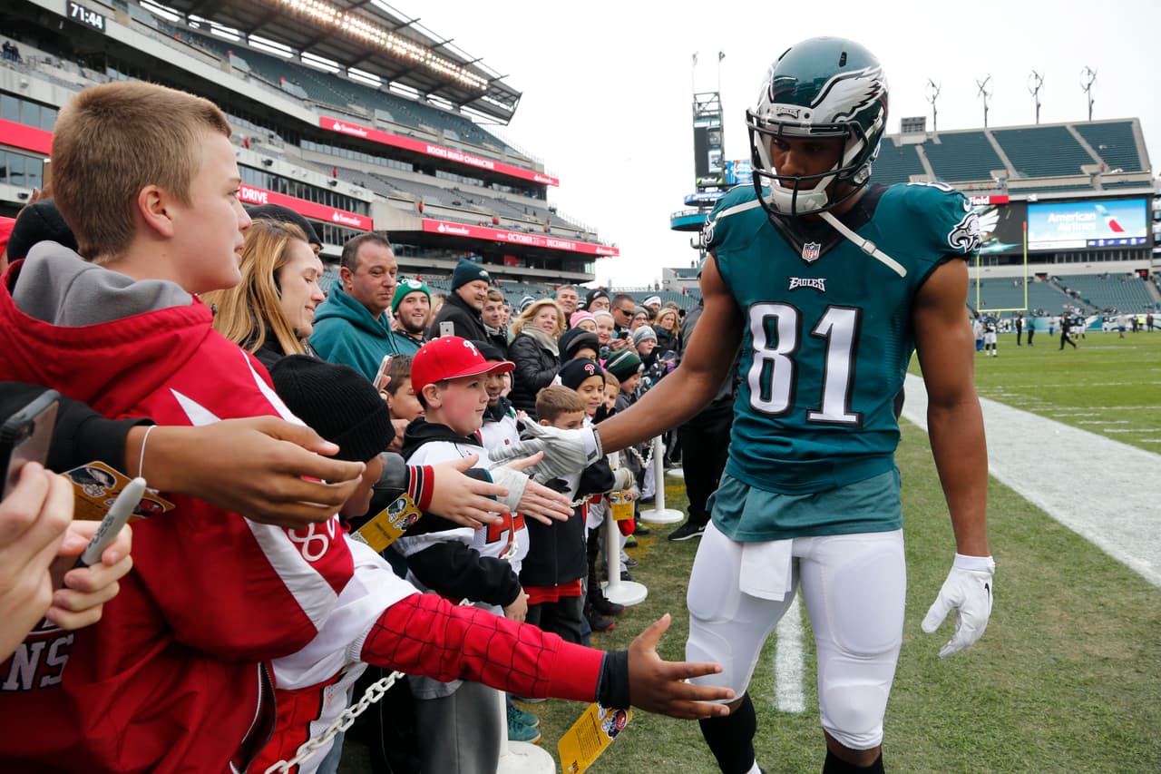 Lluvia, sol, frío, no importa el clima los fans ponen el calor para animar a sus equipos. Checa lo mejor de los aficionados de la NFL en la Semana 11.