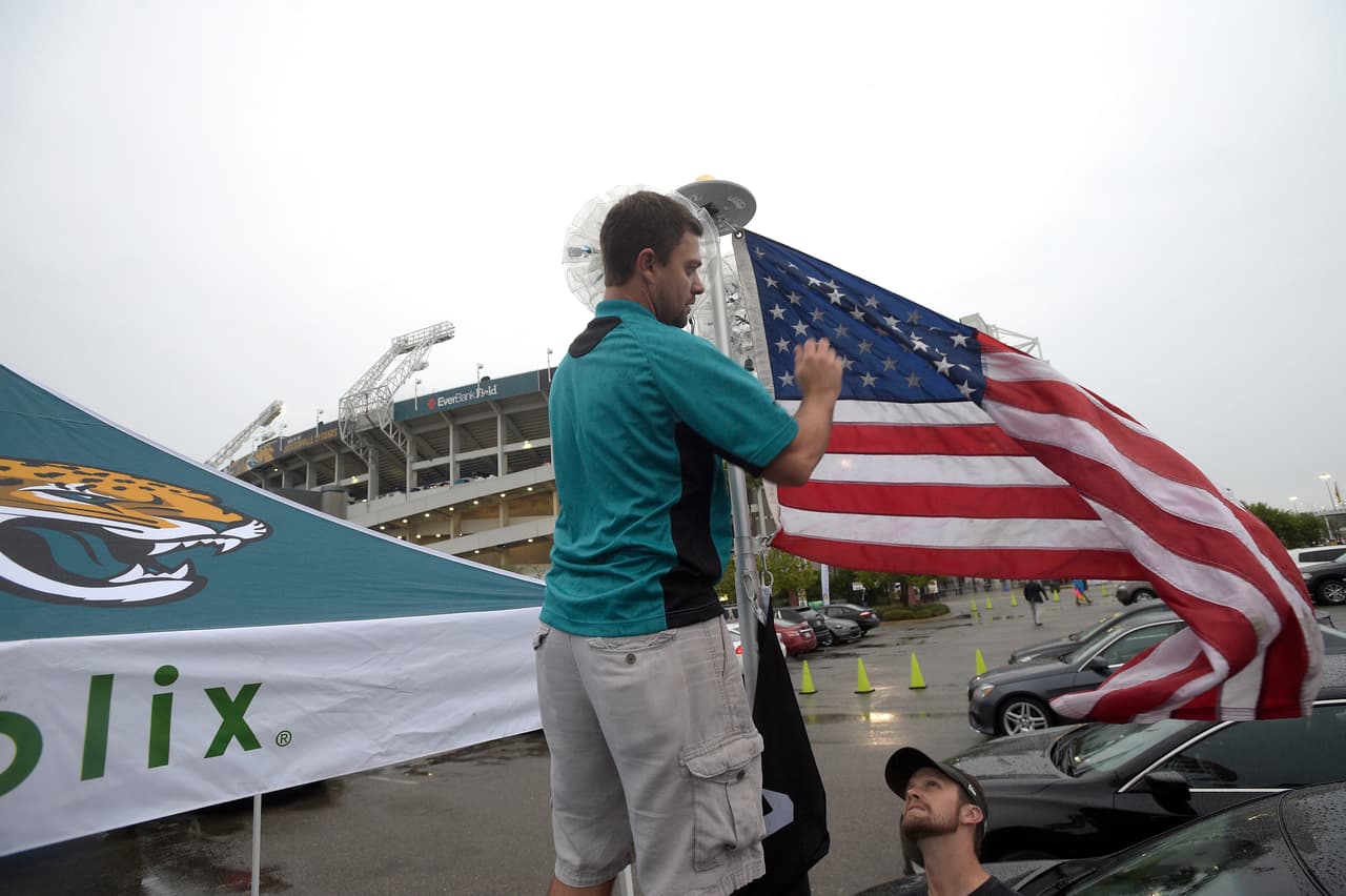 Lluvia, sol, frío, no importa el clima los fans ponen el calor para animar a sus equipos. Checa lo mejor de los aficionados de la NFL en la Semana 11.