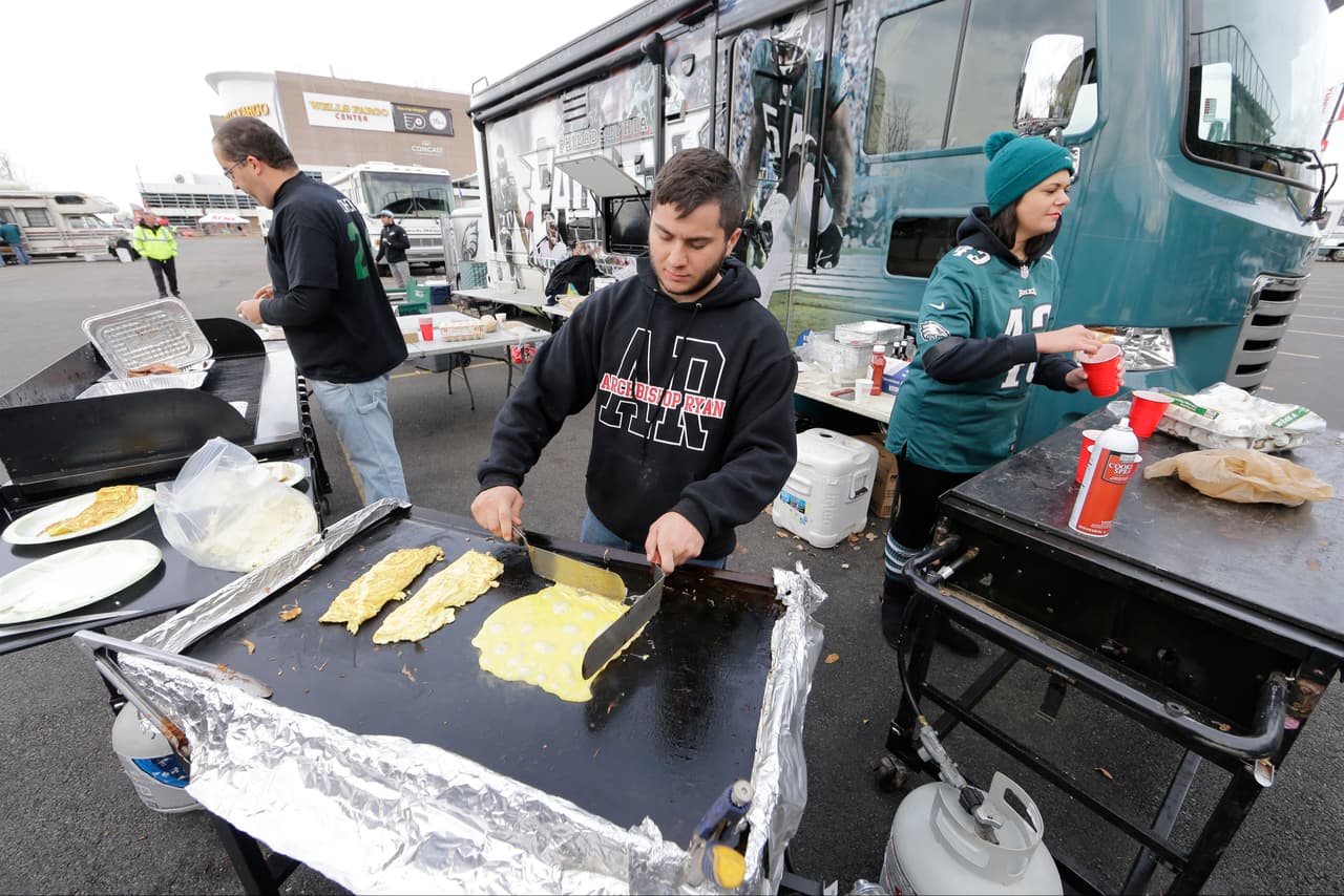 Lluvia, sol, frío, no importa el clima los fans ponen el calor para animar a sus equipos. Checa lo mejor de los aficionados de la NFL en la Semana 11.