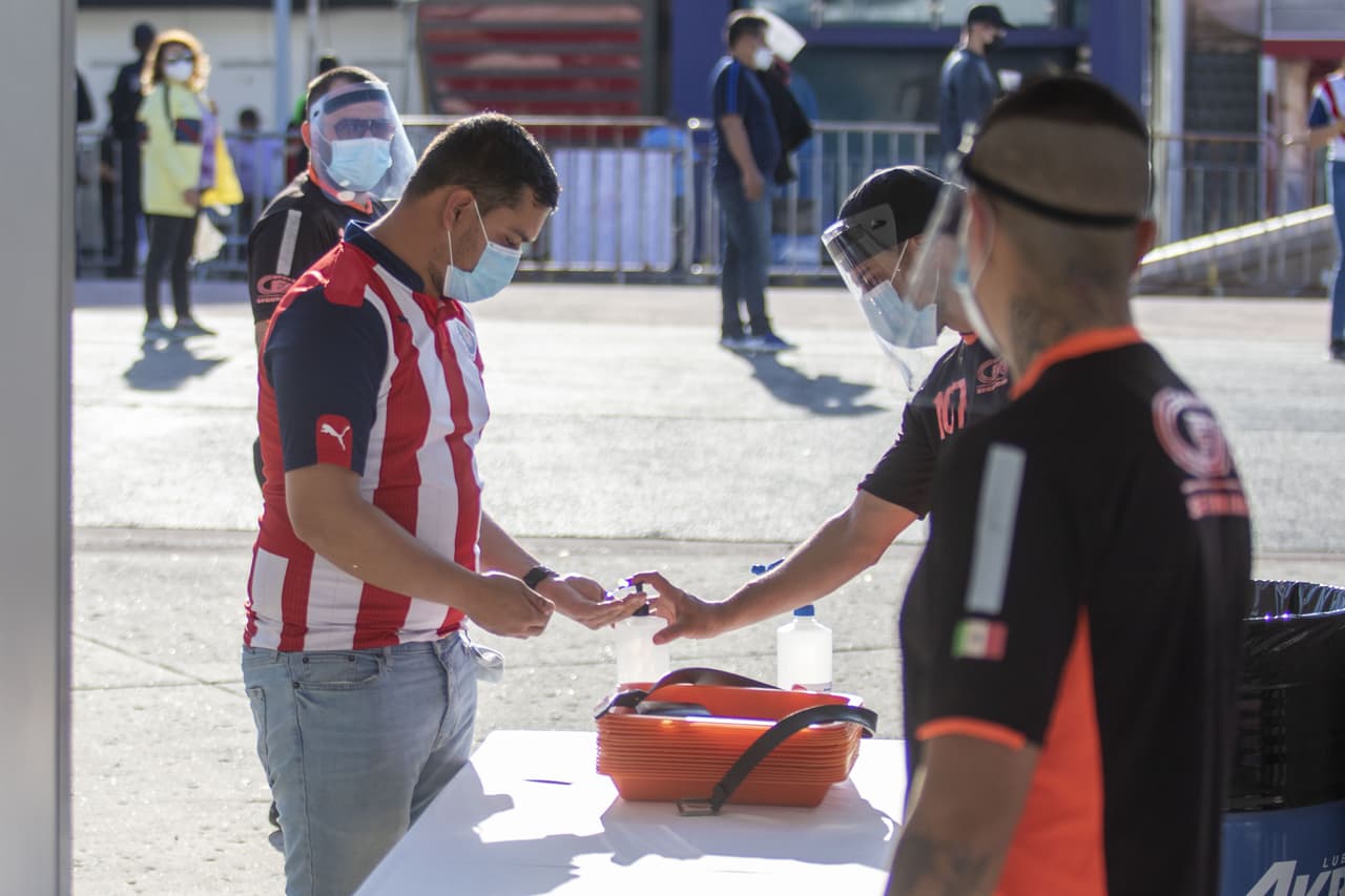Los afortunados aficionados que consiguieron boleto para el partido más esperado de la temporada regular, comienzan a tomar sus lugares en el Estadio Akron a minutos del pitazo inicial.
