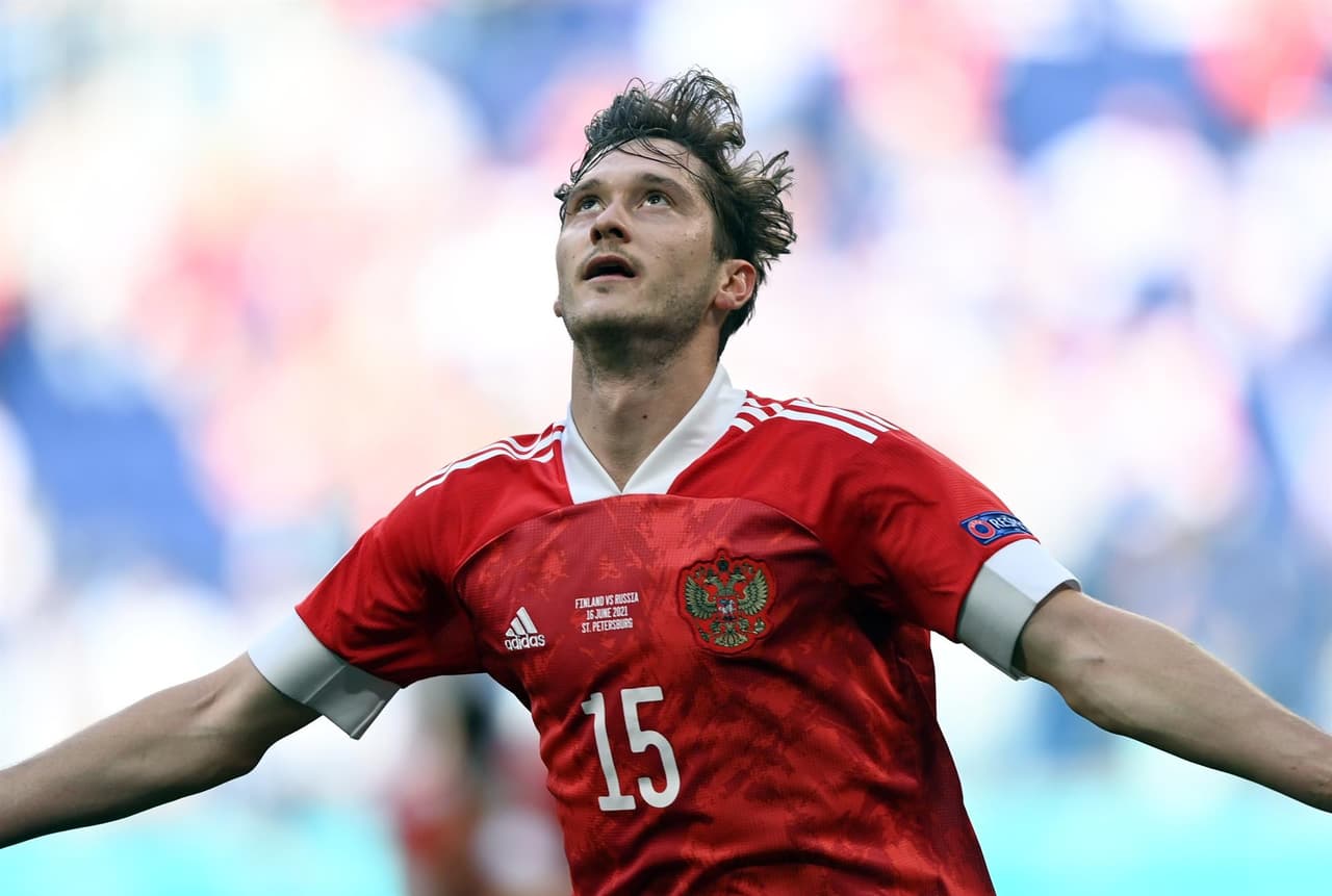 Rusia consigue su primera victoria tras derrotar 1-0 a Finlandia durante la segunda jornada del Grupo B en la Euro 2020. Parecía que los visitantes ponían el primer gol del encuentro pero, tras revisión del VAR, se anulaba la anotación. Ya al filo de la primera mitad, Aleksei Miranchuck anotó el tanto que le dio la victoria a los rusos en San Petersburgo.