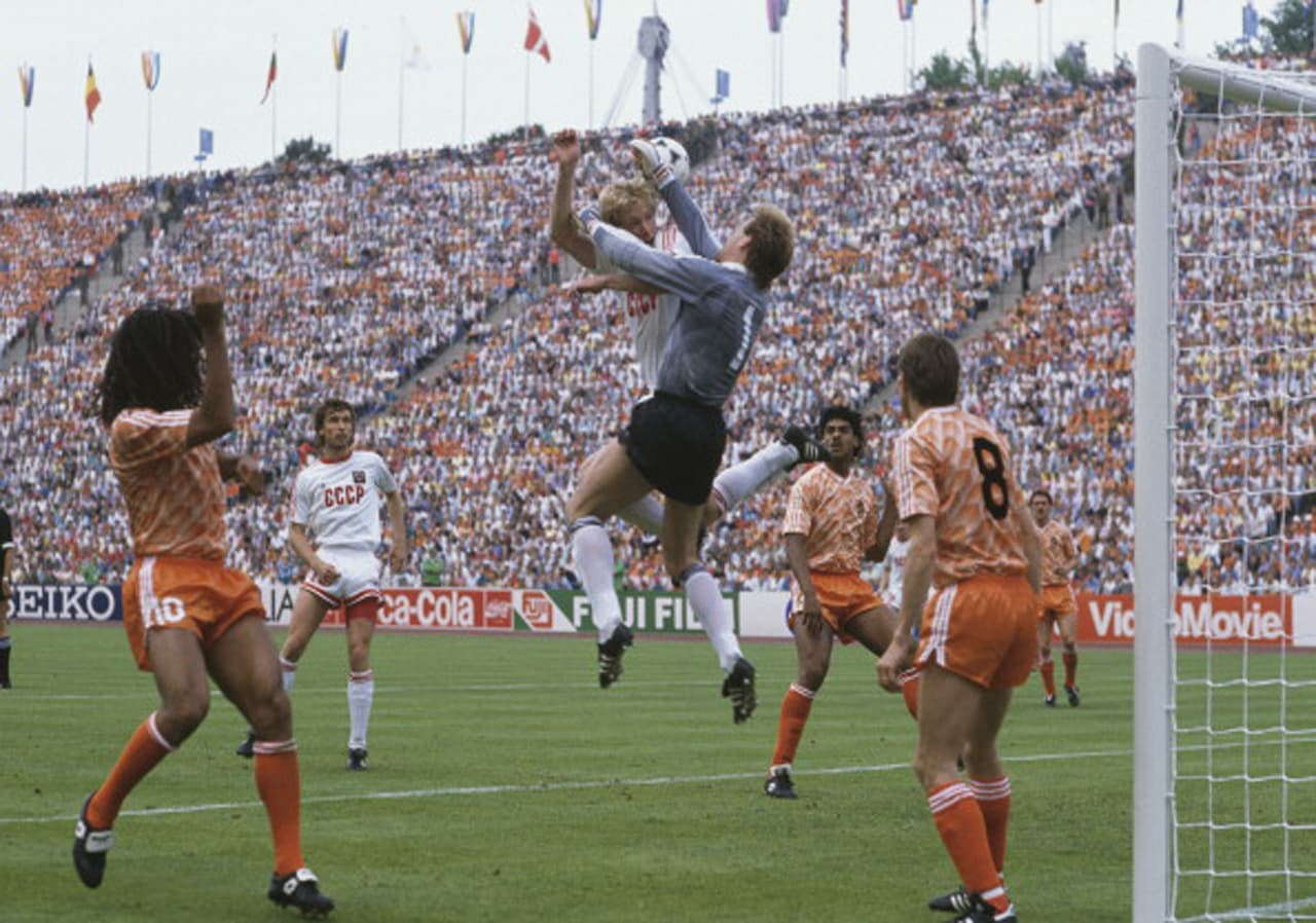 En épocas de la Unión Soviética, esa selección solía ser competitiva e incluso llegaba a finales de torneos importantes; como la Eurocopa de 1988, perdida contra la Holanda de Marco van Basten.