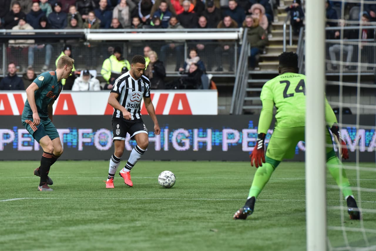 Termina la primera mitad. Heracles Almelo tuvo dos oportunidades a través de Dessers y Ajax a través de Van de Beek y Gravenberch estaba cerca.