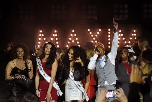 Las fiestas no han parado y Phoenix está lleno de estrellas del mundo del deporte y del espectáculo. Te invitamos a un paseíto con las celebridades. Miss Utah Nicol Powell, Miss Guam Brittany Bell y el actor / cantante Nick Cannon en el escenario durante el Maxim Party.