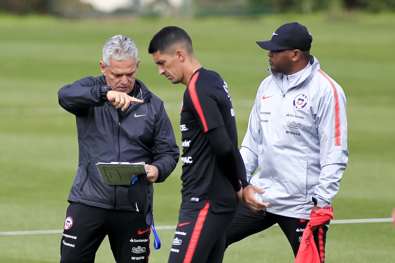 Chile, con Arturo Vidal a la cabeza y bajo la batuta del colombiano Reinaldo Rueda, prepara su choque contra México, al que espera volver a vencer ahora que está Gerardo Martino como técnico.