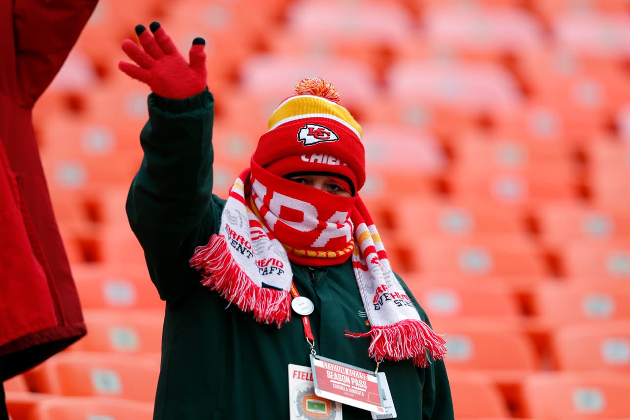 Dentro de Arrowhead Stadium los fanáticos buscan entrar en calor antes del partido.