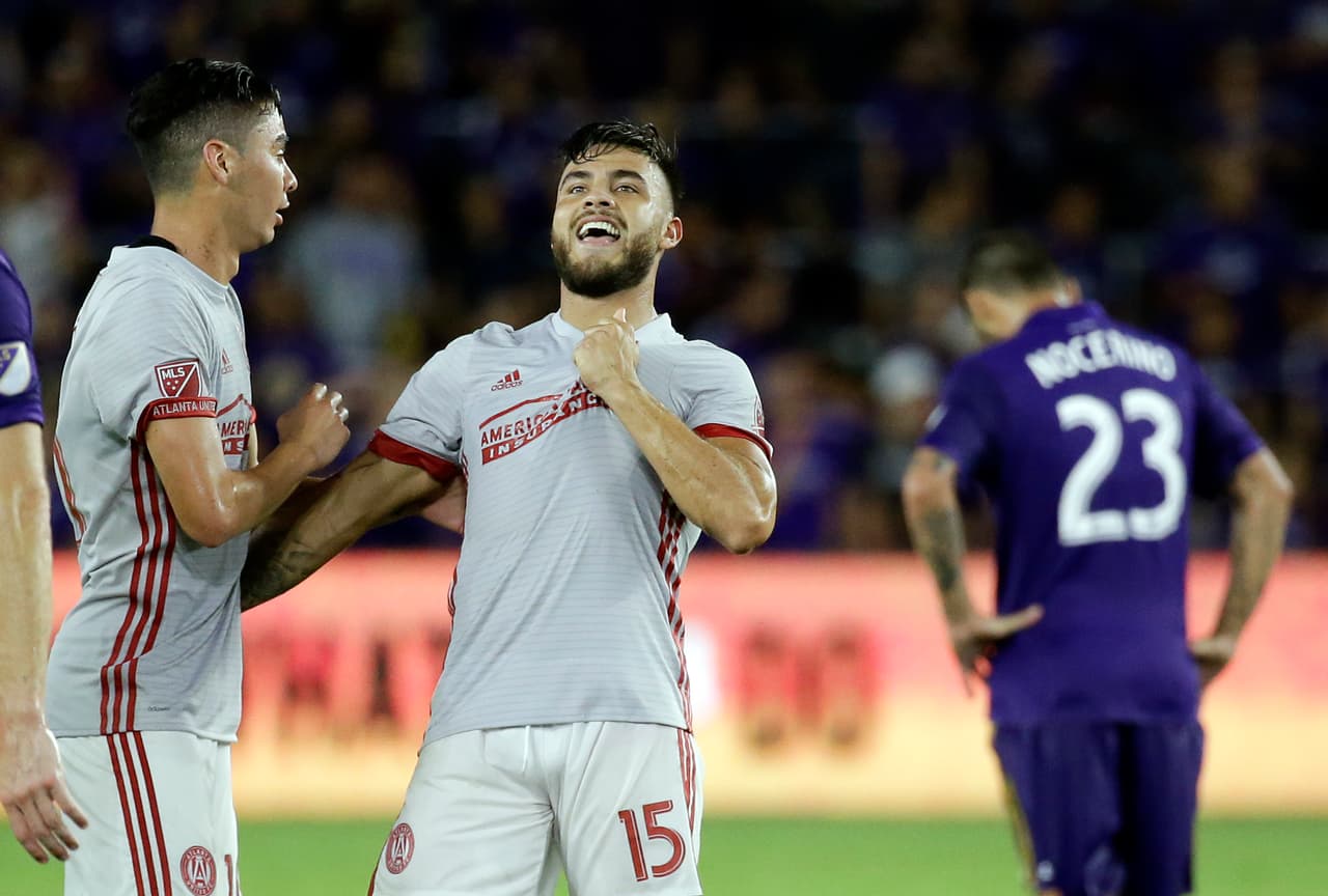 El argentino Héctor Villalba (15), del United de Atlanta, festeja su gol con su compañero paraguayo Miguel Almirón, izquierda, mientras el italiano Antonio Nocerino (23), del Orlando City, se aleja en el segundo tiempo del duelo de MLS el viernes 21 de julio de 2017, en Orlando, Florida. El United de Atlanta ganó 1-0. (AP Foto/John Raoux)
