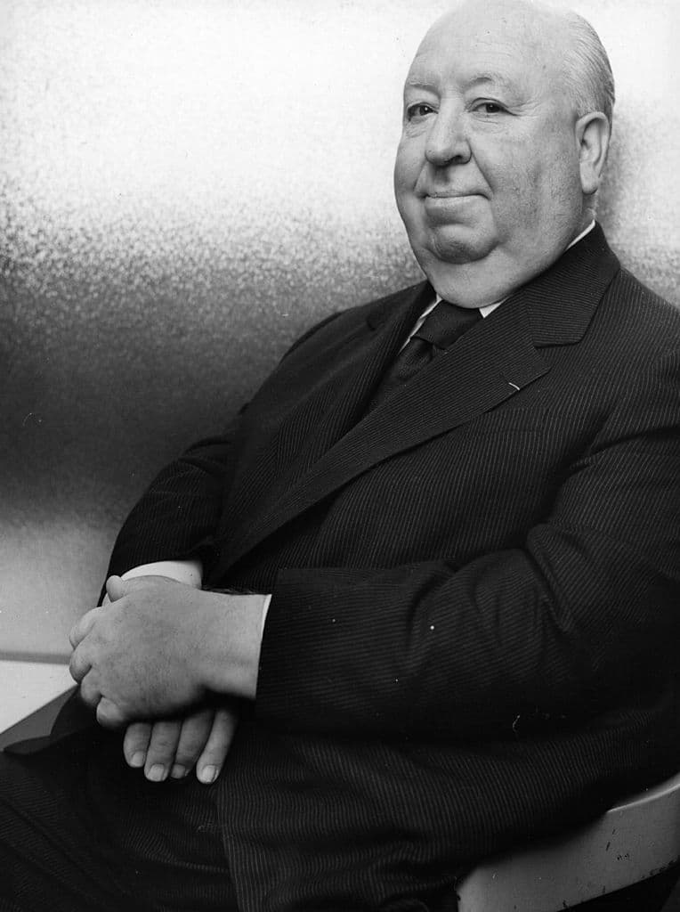 Alfred Hitchcock's The Birds (1963) - Melanie, una joven rica y snob de la alta sociedad de San Francisco, conoce casualmente en una pajarería al abogado Mitch Brenner. Él, que conoce por la prensa la alocada vida de Melanie, la trata con indiferencia y se va de la tienda dejándola bastante irritada.
<br>