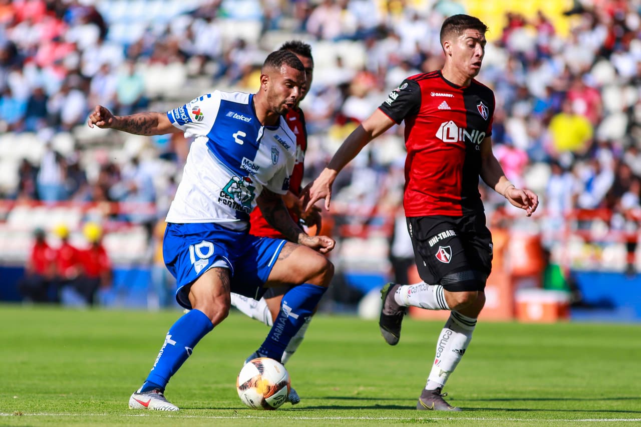Ante la expulsión, el equipo local asumió el control de la pelota.