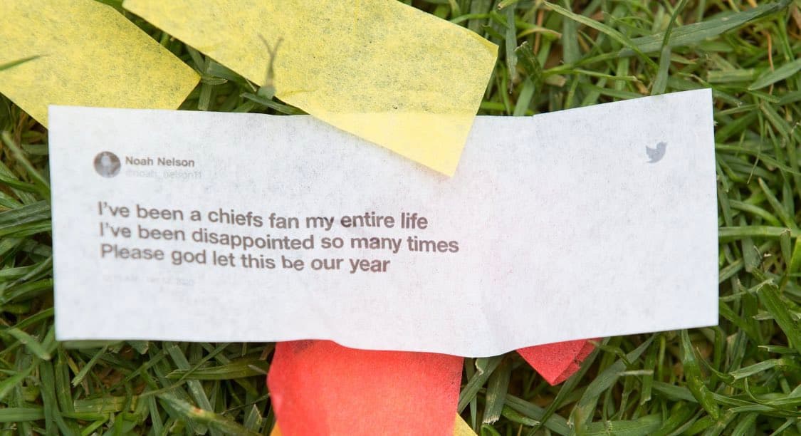 Para los fanáticos que no pudieran asistir al Super Bowl, la NFL pidió usar el hashtag #NFLTwitter para que sus mensajes pudieran ser leídos y qué forma tan original de hacerlo, en el confetti.