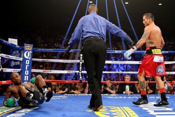En el décimo round el réferi le restó un punto a Maidana por empujar al suelo a Mayweather.