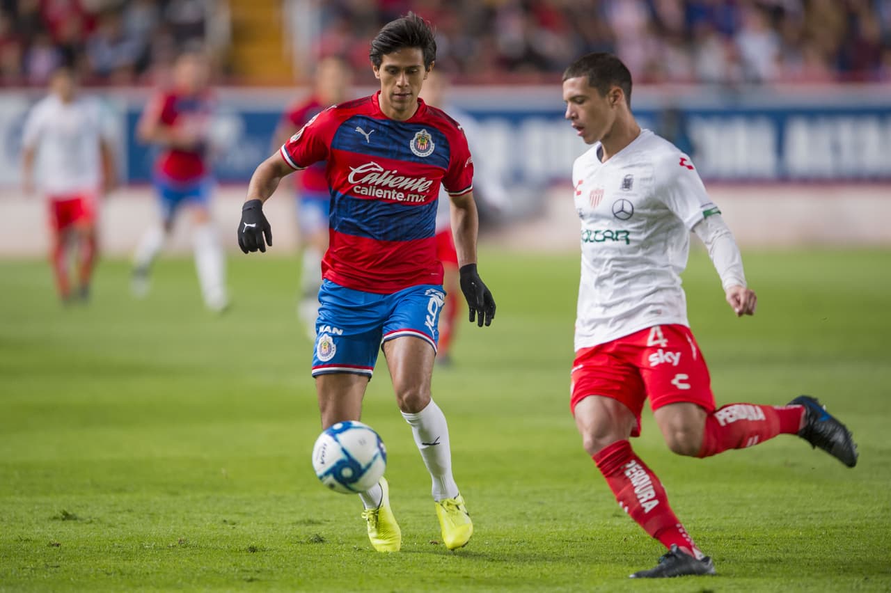 Con goles de Eduardo "Chofis" Lóez y Jesús Angulo, Chivas gana y cierra su pretemporada con marca perfecta.