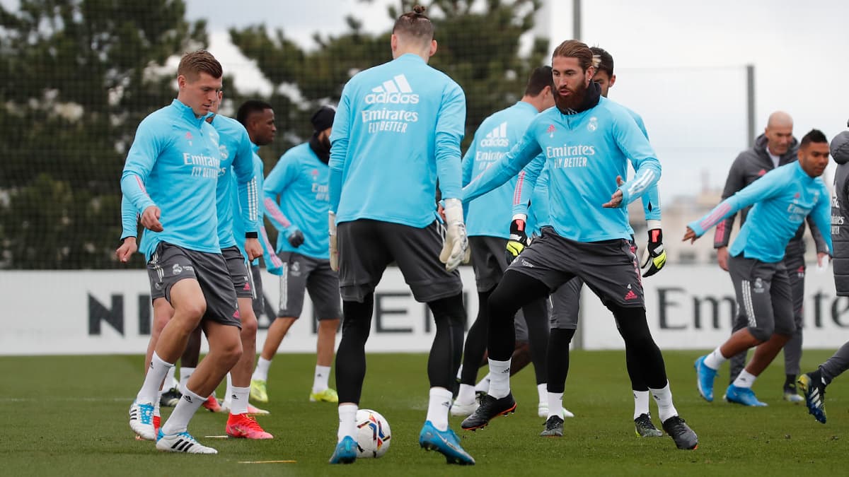 Respira Néstor Araujo, Ramos es baja con el Real Madrid