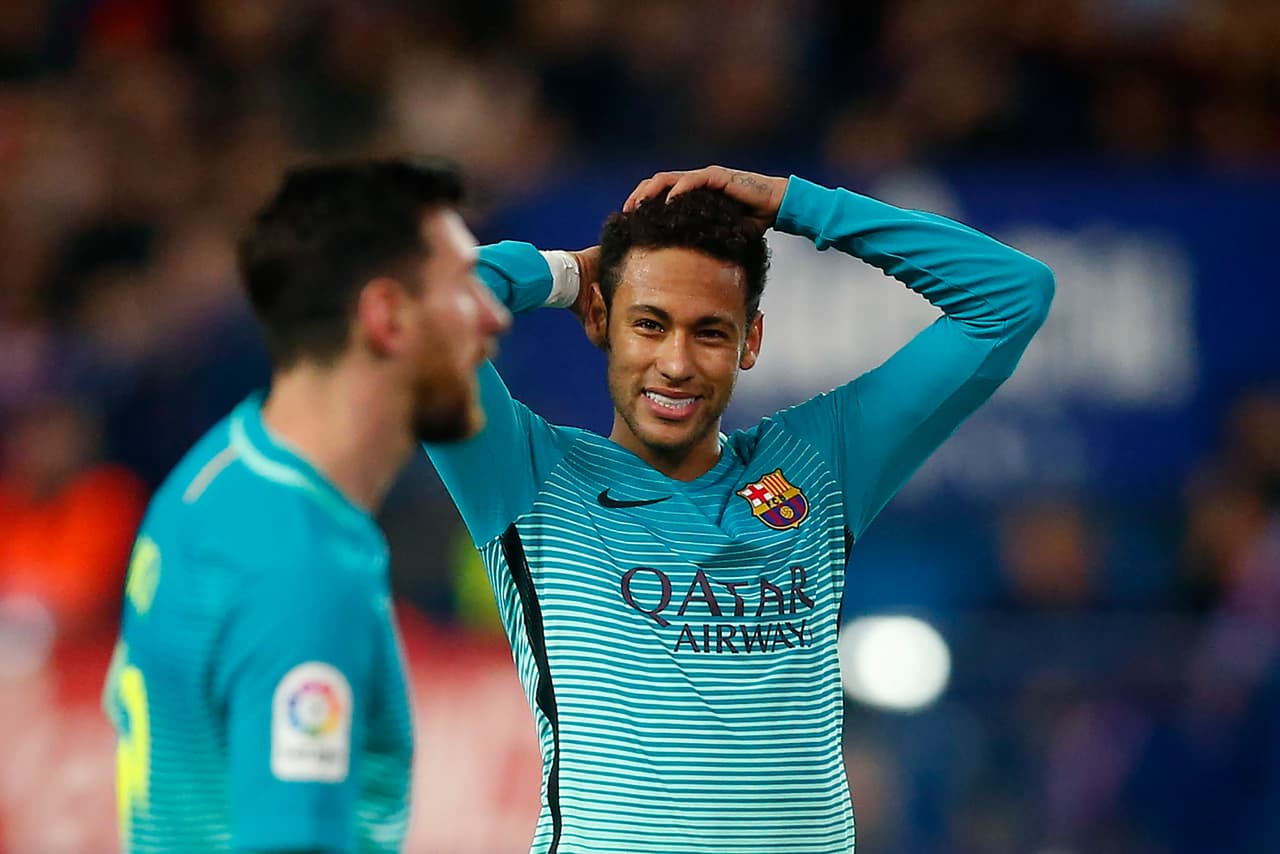 Con el Barça se rompió en ocho ocasiones. Se perdió 25 partidos y estuvo fuera 103 días; más 14 y cuatro partidos por reportarse enfermo.