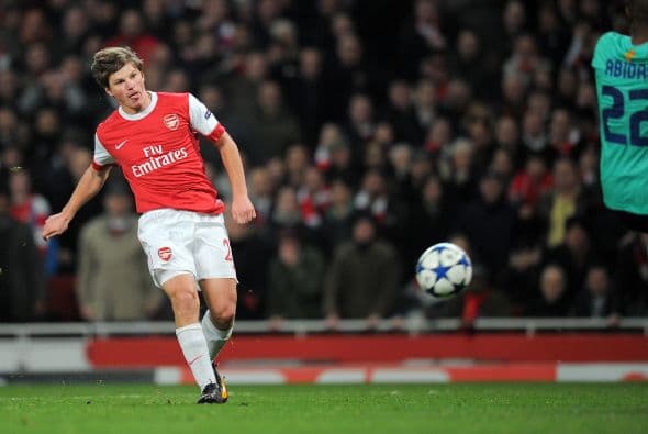 Y faltaba más. Andrei Arshavin se encontró con el balón cerca del área grande.
