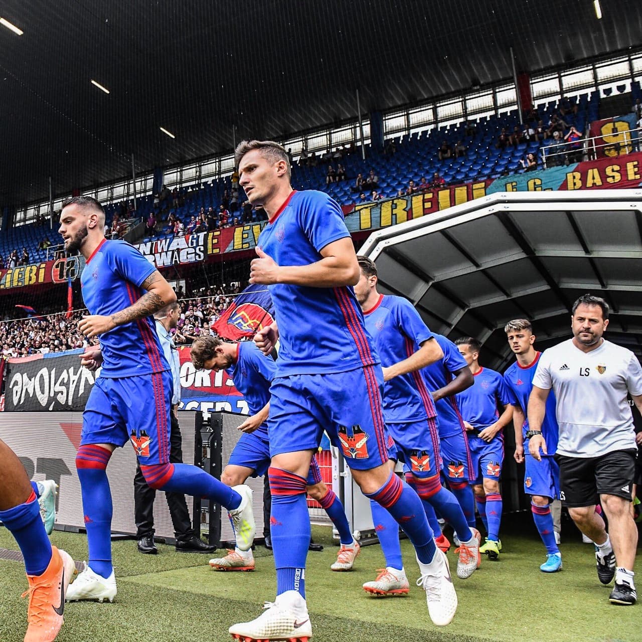 El PSV del mexicano Hirving Lozano cayó ante el FC Basel en la vuelta de las clasificatorias a la Champions League por un marcador de 2-1 que lo deja fuera de la competición.