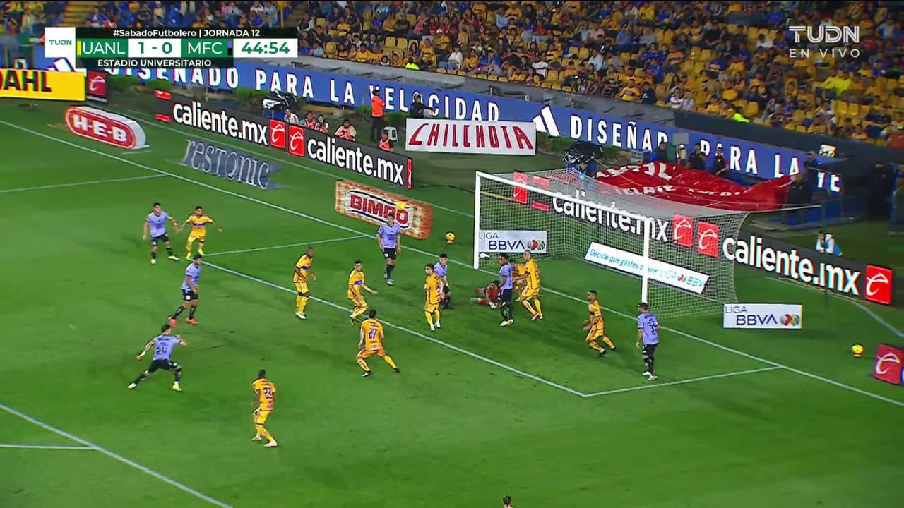 ¡TIRO ATAJADO! disparo por Marcelo Flores.