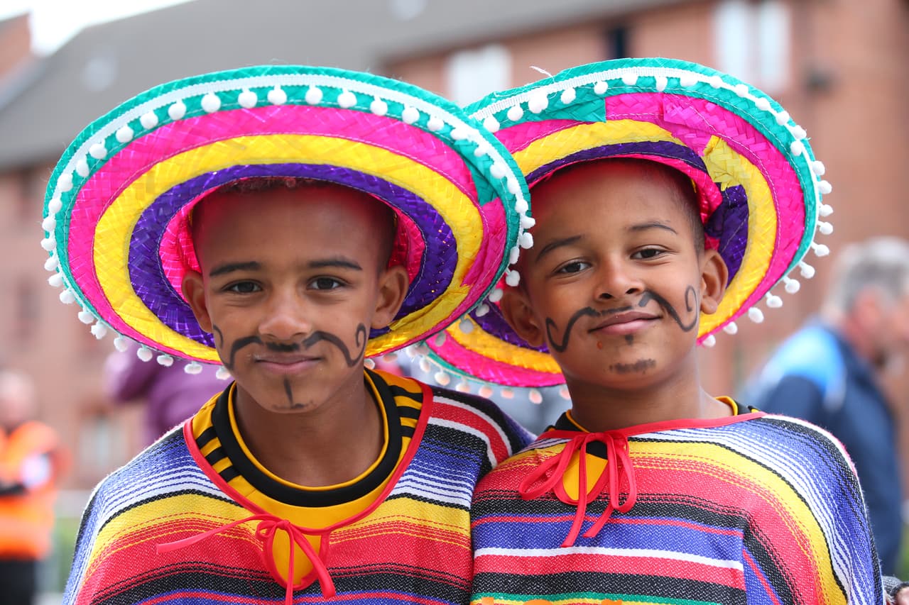 Después de la visita de Sin Cara a Raúl Jiménez, este viernes, los fanáticos de los Wolves llegaron al Molineux este sábado con máscaras del luchador y prendas típicas mexicanas que montaron un colorido ambiente para enfrentar al Fulham en la Premier League.