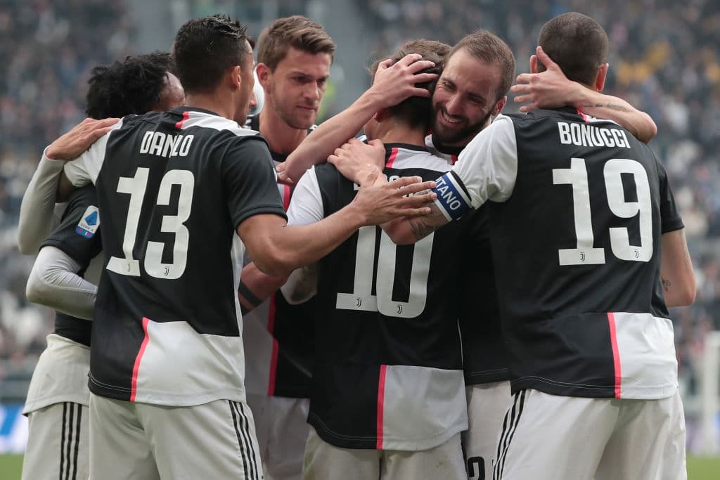 Gonzalo Higuaín recibió adentro del área y asistió a Paulo Dybala, sin embargo no se pudo concretar la jugada.