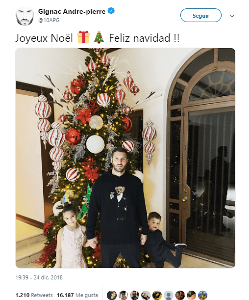 Andre-Pierre Gignac, el ídolo de la afición felina. El delantero francés de los Tigres, junto con sus hijos, deseando felices fiestas a todos.