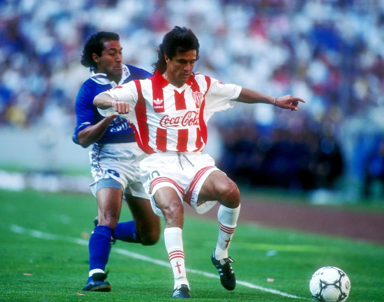 Manuel Lapuente hizo una jugada maestra en esa final al ponerle la marca personal del “Cuchillo”, el argentino no pudo hacer nada en los 180 minutos y los Rayos se coronaron. Así de determinante era el atacante pampero.