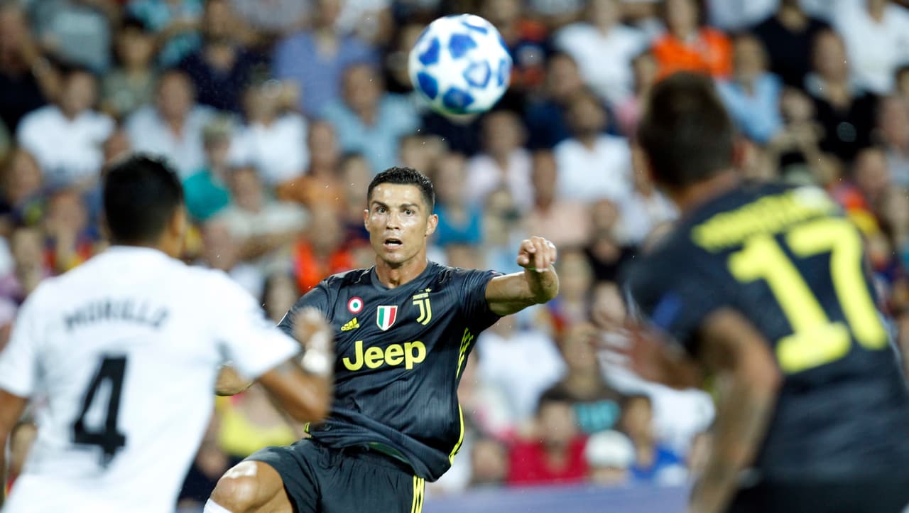 Comenzó muy movido por el frente de ataque, generando la primera gran opción del partido llegando por la banda derecha.