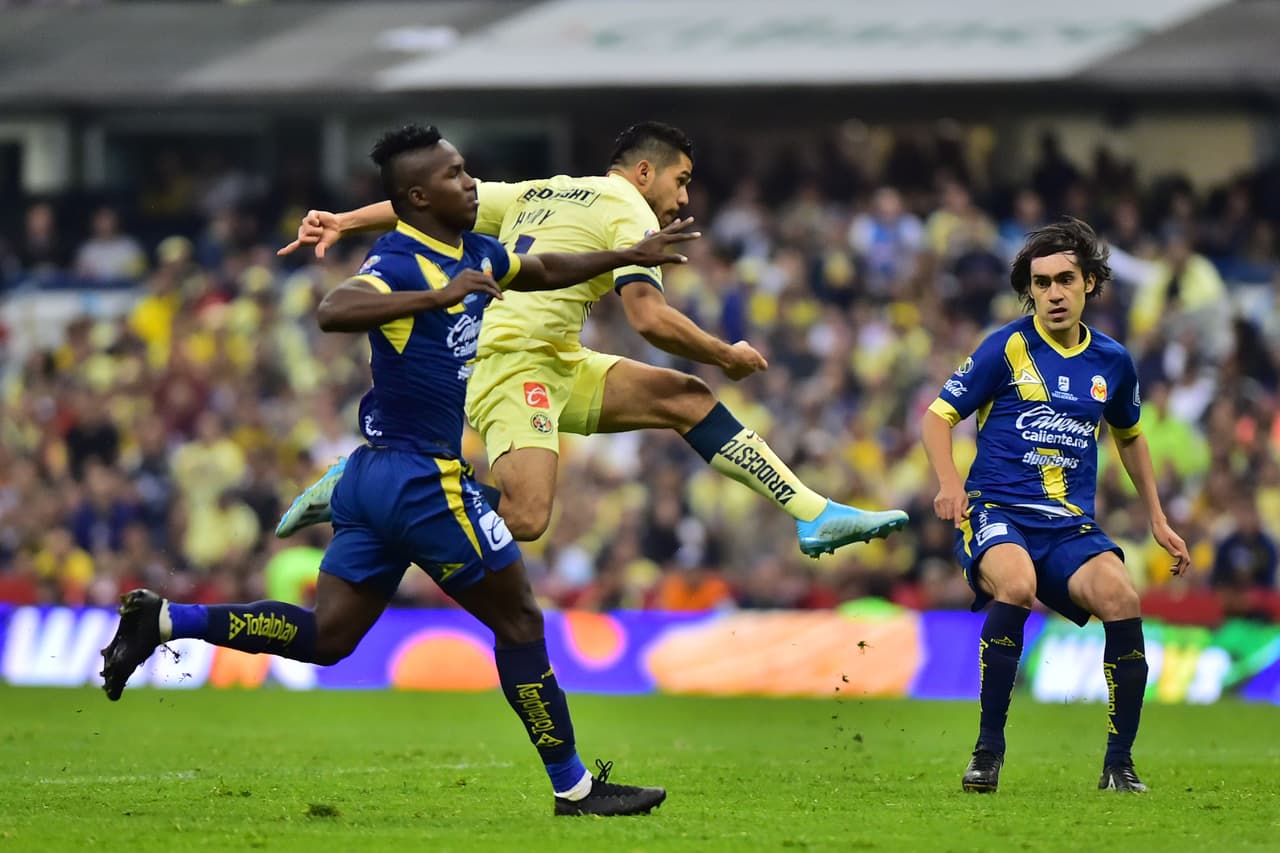 Remate a gol, potente, pero Sosa evita que entre en su nueva portería.