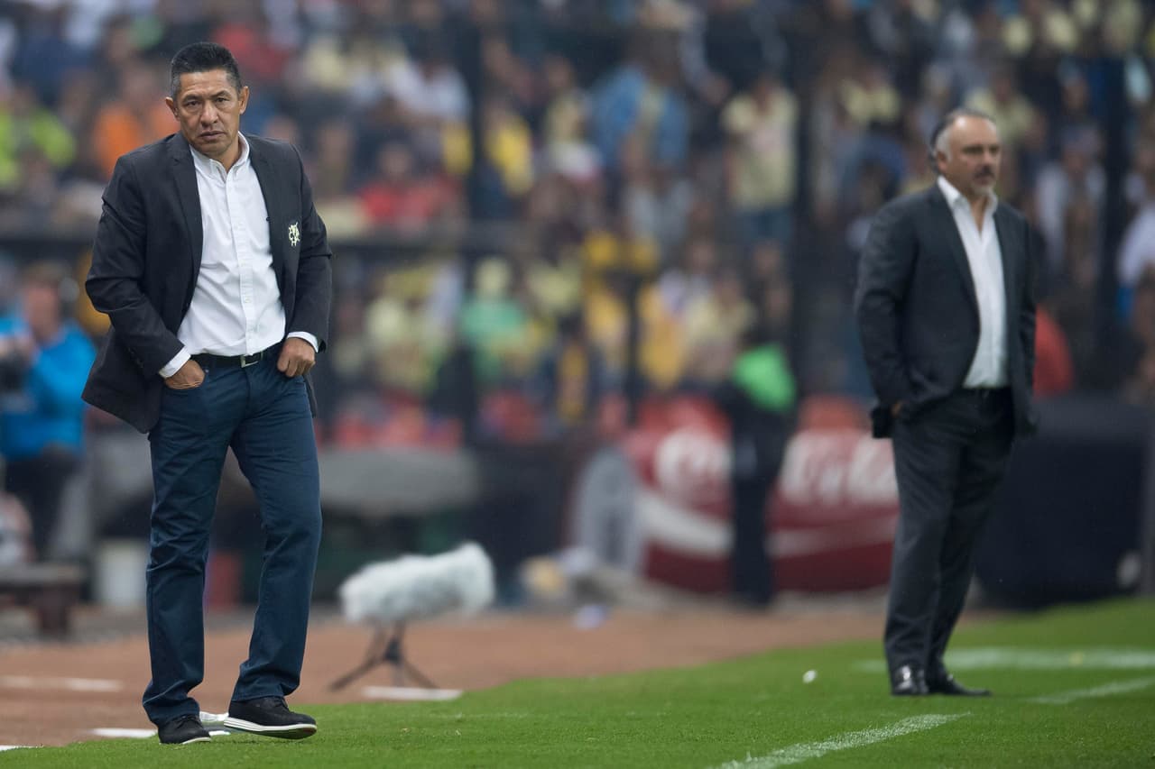 ¿Recuerdas este Clásico entre América y Pumas? 3 de diciembre de 2015, Semifinal de Ida en el Estadio Azteca. América era favorito, pero aquella noche el Estadio Azteca se vestiría de auriazul. Ignacio Ambriz en el banquillo azulcrema y Guillermo Vázquez en el banquillo univesitario.
