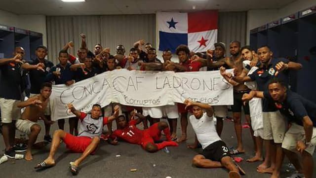 La Concacaf sancionó con 15 mil dólares a Panamá por esta pancarta.