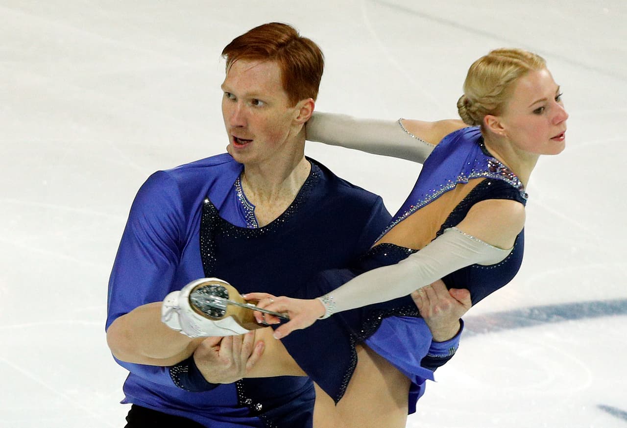 La presencia escénica y la capacidad física de las patinadoras es clave durante los ejercicios en pareja. Es allí donde la exigencia se hace mayor para lograr que con la fuerza y coordinación con sus compañeros se logren presentaciones espectaculares.