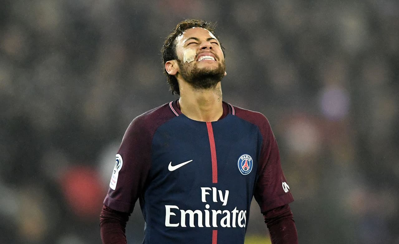 Después, Neymar tuvo otra oportunidad de anotar, pero su remate no encontró destino de gol. Así se lamentaba el brasileño.