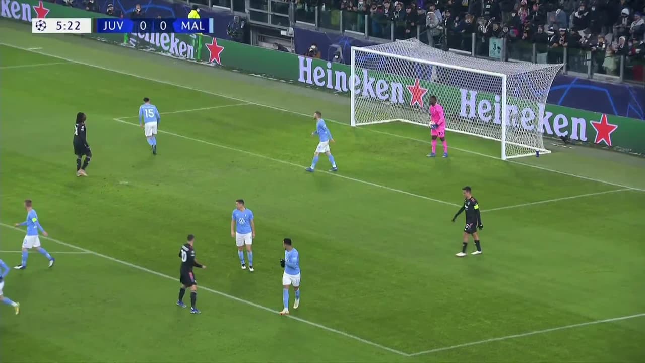 ¡TIRO ATAJADO! disparo por Federico Bernardeschi.