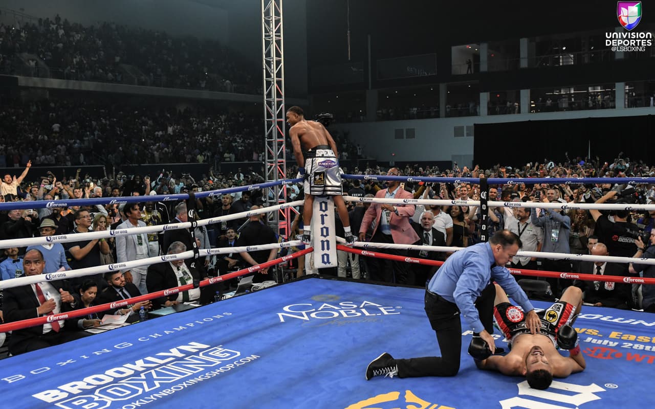 Errol Spence Jr. (24-0, 21 KOs) no tuvo ningún problema ante el mexicano Carlos Ocampo, quien fue noqueado en el primer asalto. De esta forma, Spence Jr. defendió su cetro mundial wélter de la FIB.